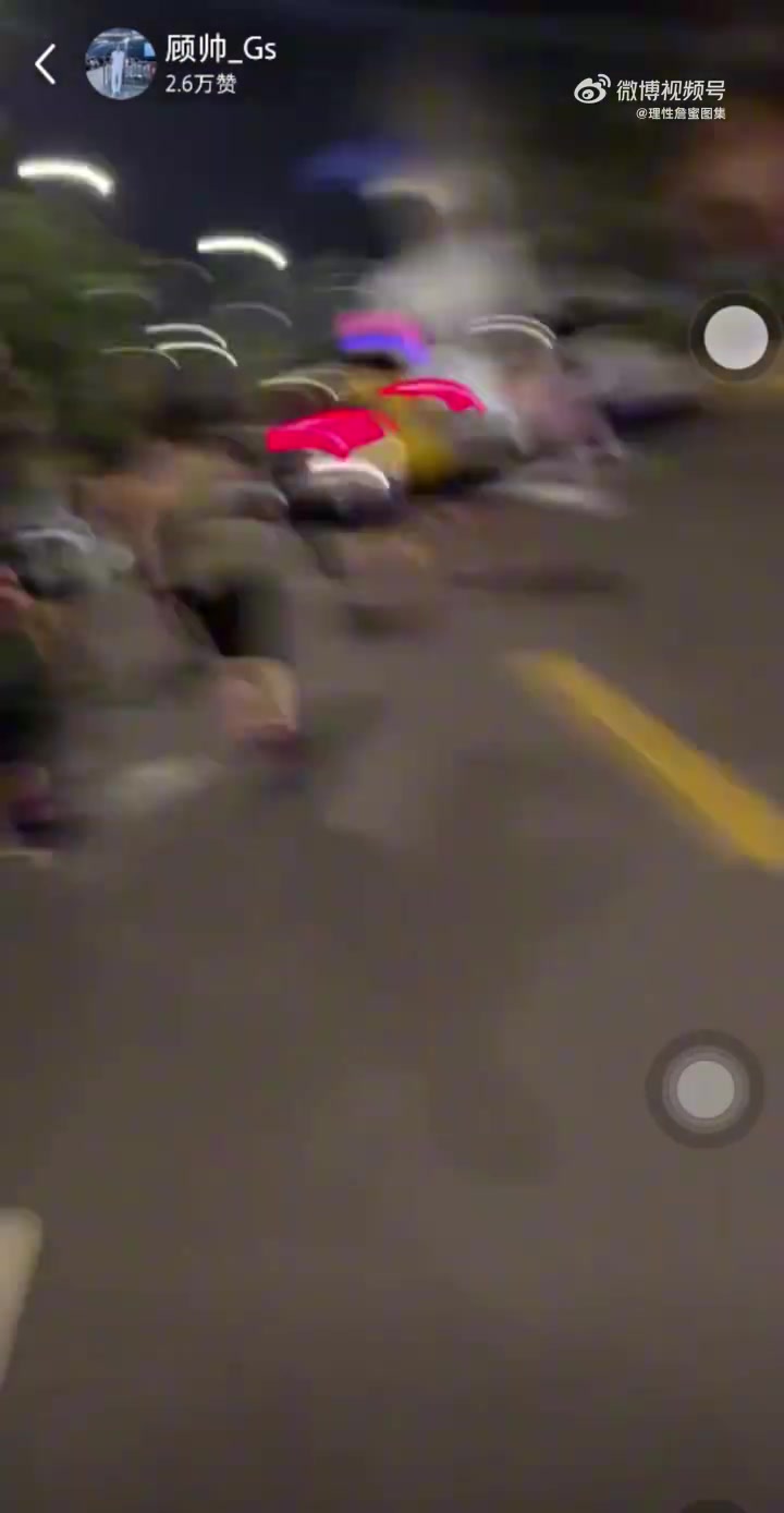 www.hth.com-上海街头大量球迷疯狂追车 不顾安保试图阻拦车辆去路 交通险瘫痪